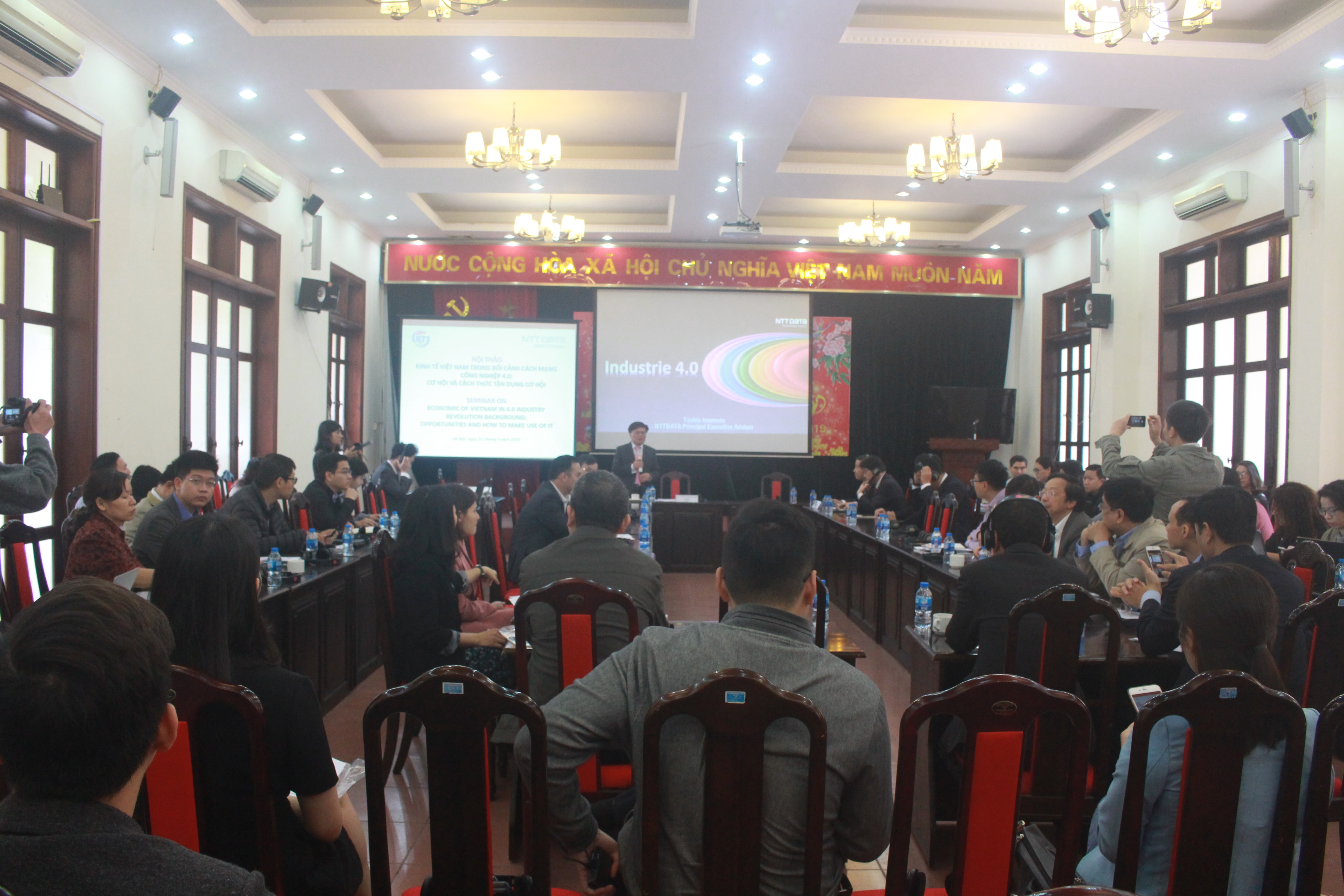 Quang cảnh Hội thảo Kinh tế Việt Nam trong bối cảnh cách mạng công nghiệp 4.0. Ảnh: MN