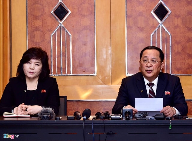Bộ trưởng Ngoại giao Triều Tiên Ri Yong-ho (bên phải) thông tin một số kết quả cuộc họp Thượng đỉnh Mỹ - Triều. Ảnh: Zing