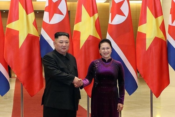 Chủ tịch Quốc hội Nguyễn Thị Kim Ngân và Chủ tịch Triều Tiên Kim Jong-un. Ảnh: TPO
