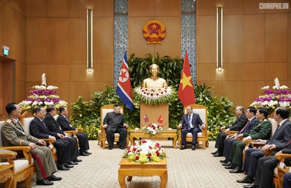Thủ tướng Nguyễn Xuân Phúc hội kiến với Chủ tịch Kim Jong-un. Ảnh: VGP
