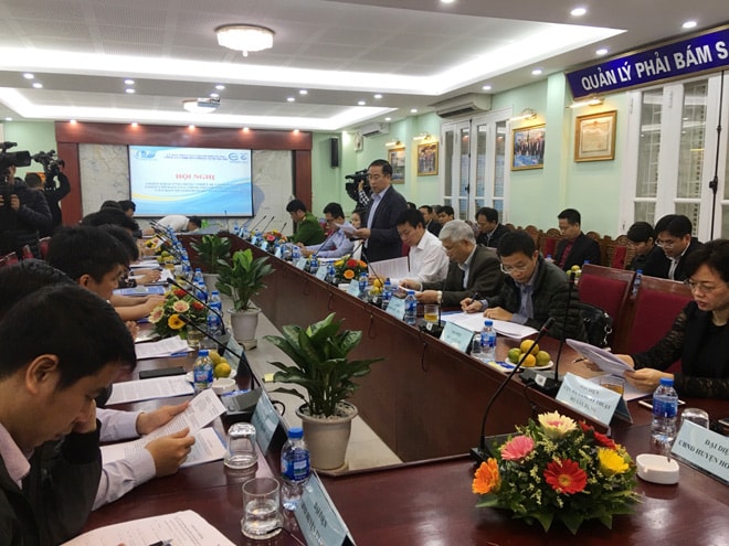 Hội nghị triển khai ứng dụng thiết bị tách dầu mỡ do Công ty TNHH một thành viên Thoát nước Hà Nội tổ chức. Ảnh: HNM