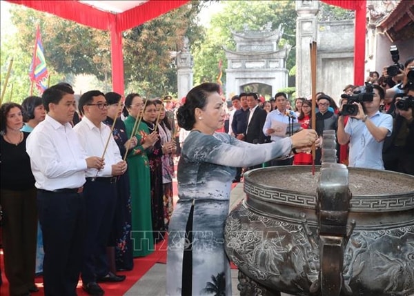 Chủ tịch Quốc hội Nguyễn Thị Kim Ngân và các đại biểu dâng hương tại Đền thờ Hai Bà Trưng. Ảnh: TTXVN