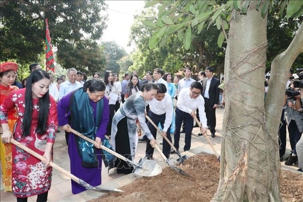 Chủ tịch Quốc hội Nguyễn Thị Kim Ngân và các đại biểu trồng cây lưu niệm tại Đền thờ Hai Bà Trưng. Ảnh: TTXVN