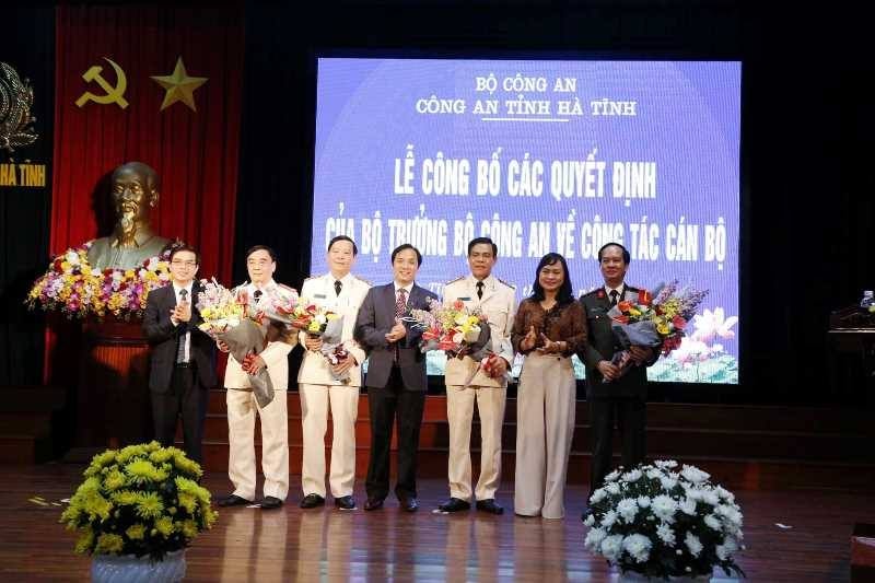 Lãnh đạo tỉnh Hà Tĩnh tặng hoa chúc mừng đại tá Võ Trọng Hải - tân Giám đốc Công an tỉnh; Đại tá Lê Văn Sao - nguyên Giám đốc Công an tỉnh nhận nhiệm vụ và chia tay 2 Phó giám đốc Công an tỉnh nghỉ chờ hưu, nghỉ công tác