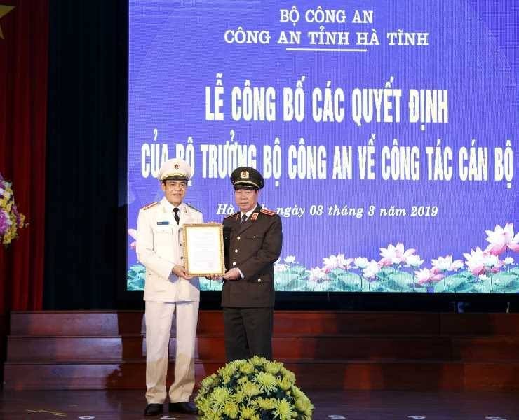 Thứ trưởng Bộ Công an - Thượng tướng Bùi Văn Nam trao quyết định bổ nhiệm Giám đốc Công an tỉnh Hà Tĩnh cho Đại tá Võ Trọng Hải