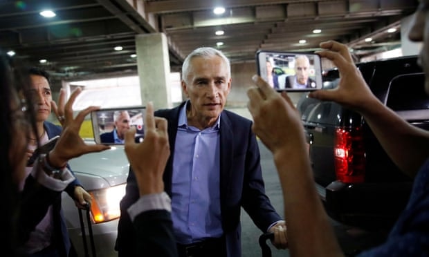 Nhà báo Jorge Ramos tại sân bay ở Caracas. Ảnh: TG
