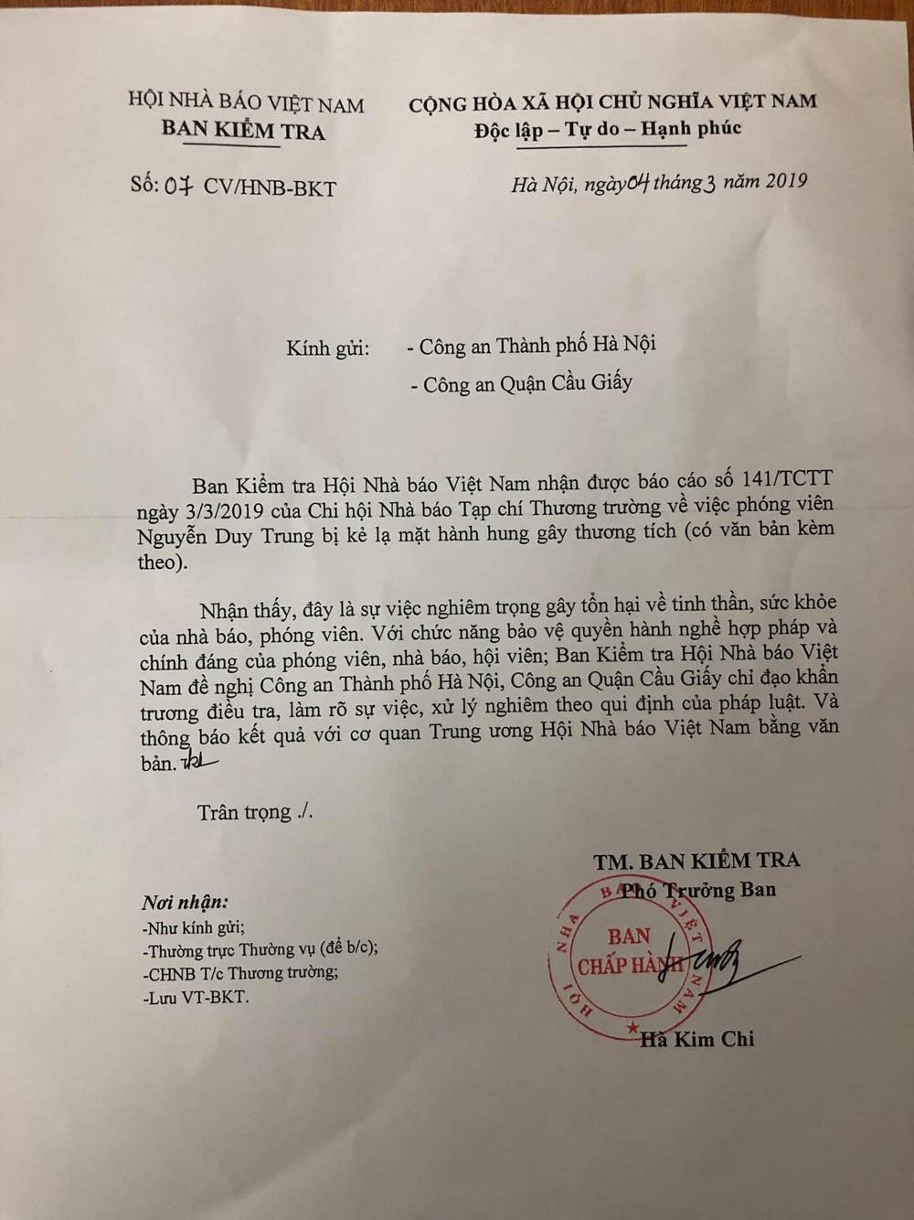 Công văn số 07/CV/HNB - BKT do bà Hà Kim Chi, Phó Trưởng ban Ban Kiểm tra Hội Nhà báo Việt Nam ký gửi Công an TP. Hà Nội, Công an Quận Cầu Giấy đề nghị làm rõ vụ việc và xử lý nghiêm theo quy định của pháp luật. Ảnh: PV