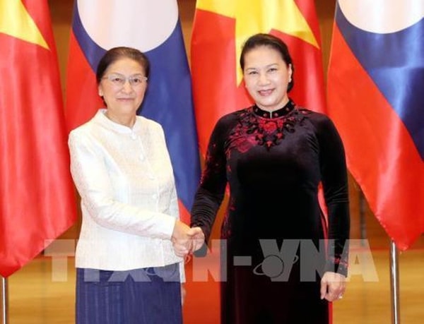 Chủ tịch Quốc hội Nguyễn Thị Kim Ngân đón Chủ tịch Quốc hội Lào Pany Yathotou. Ảnh: TTXVN