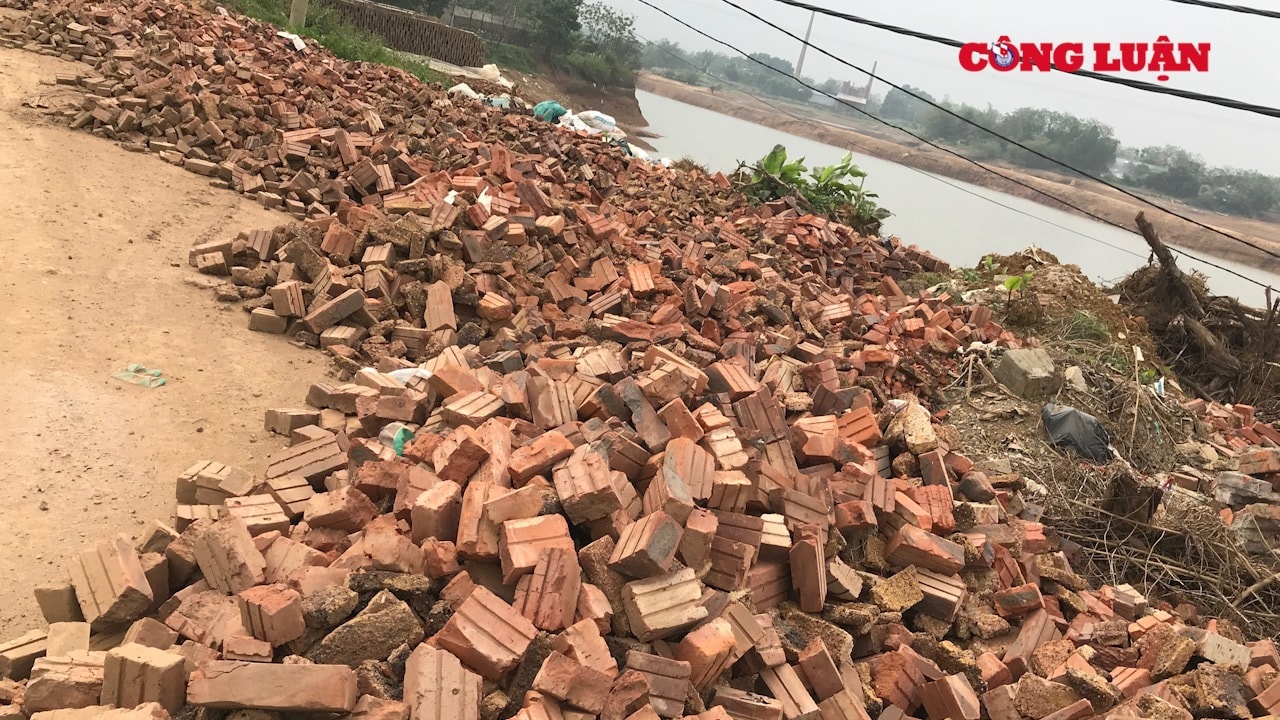 Xỉ than, gạch hỏng được đổ đầy hai bên đường lối vào thôn Hòa Trúc