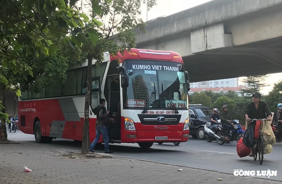 Nhiều nhà xe ngang nhiên dừng đỗ, đón trả khách sai quy định