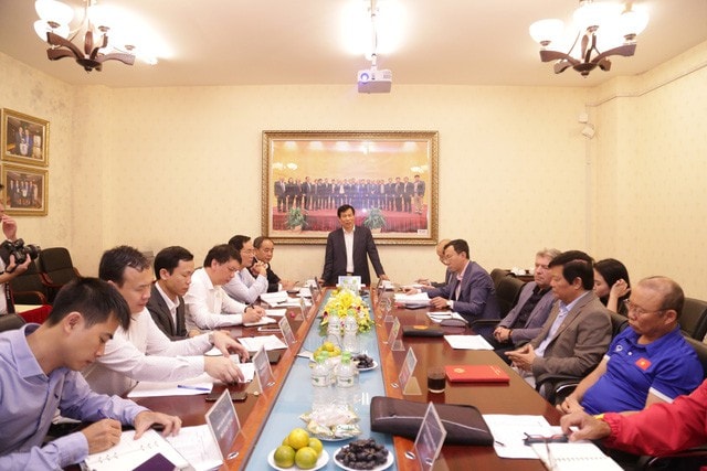 Bộ trưởng Nguyễn Ngọc Thiện làm việc với VFF. Ảnh: Toquoc