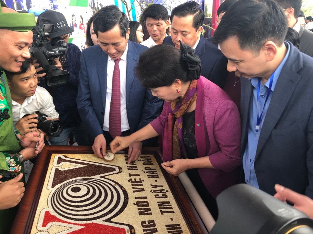 Chủ tịch Quốc hội Nguyễn Thị Kim Ngân thăm gian trưng bày của VOV và tham gia tạo hình cho bức tranh được làm bằng gạo có hàng chữ “VOV Tiếng nói Việt Nam Nhanh - Tin cậy - Hấp dẫn” tại Hội báo. Gian trưng bày của VOV giành giải đặc biệt tại Hội báo Toàn quốc 2018.
