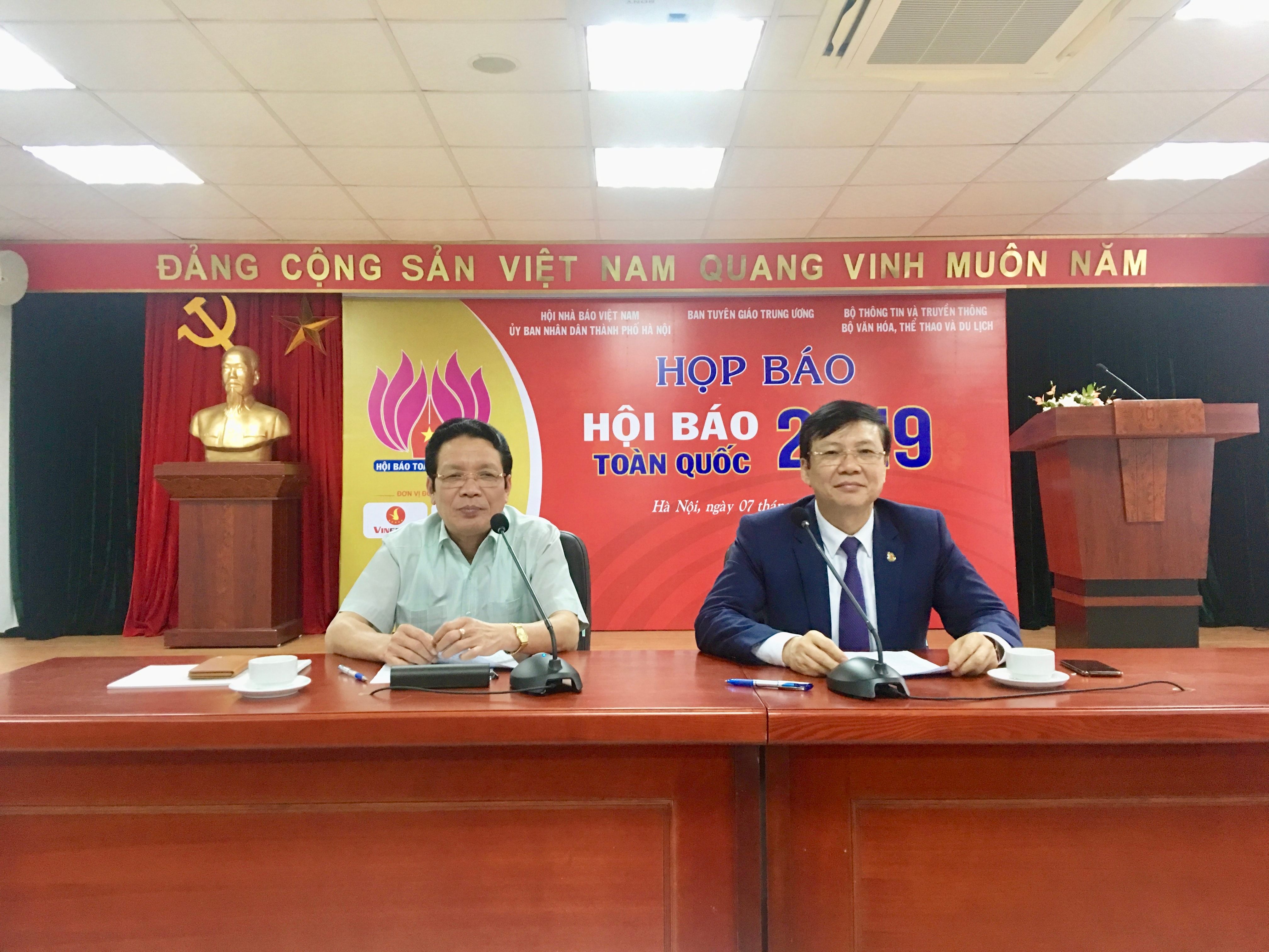Đồng chí Hồ Quang Lợi, Phó Chủ tịch Thường trực Hội Nhà báo Việt Nam (bên phải) và đồng chí Hoàng Vĩnh Bảo, Thứ trưởng Bộ Thông tin và Truyền thông (bên trái) chủ trì cuộc họp báo. Ảnh: Huy Hoàng