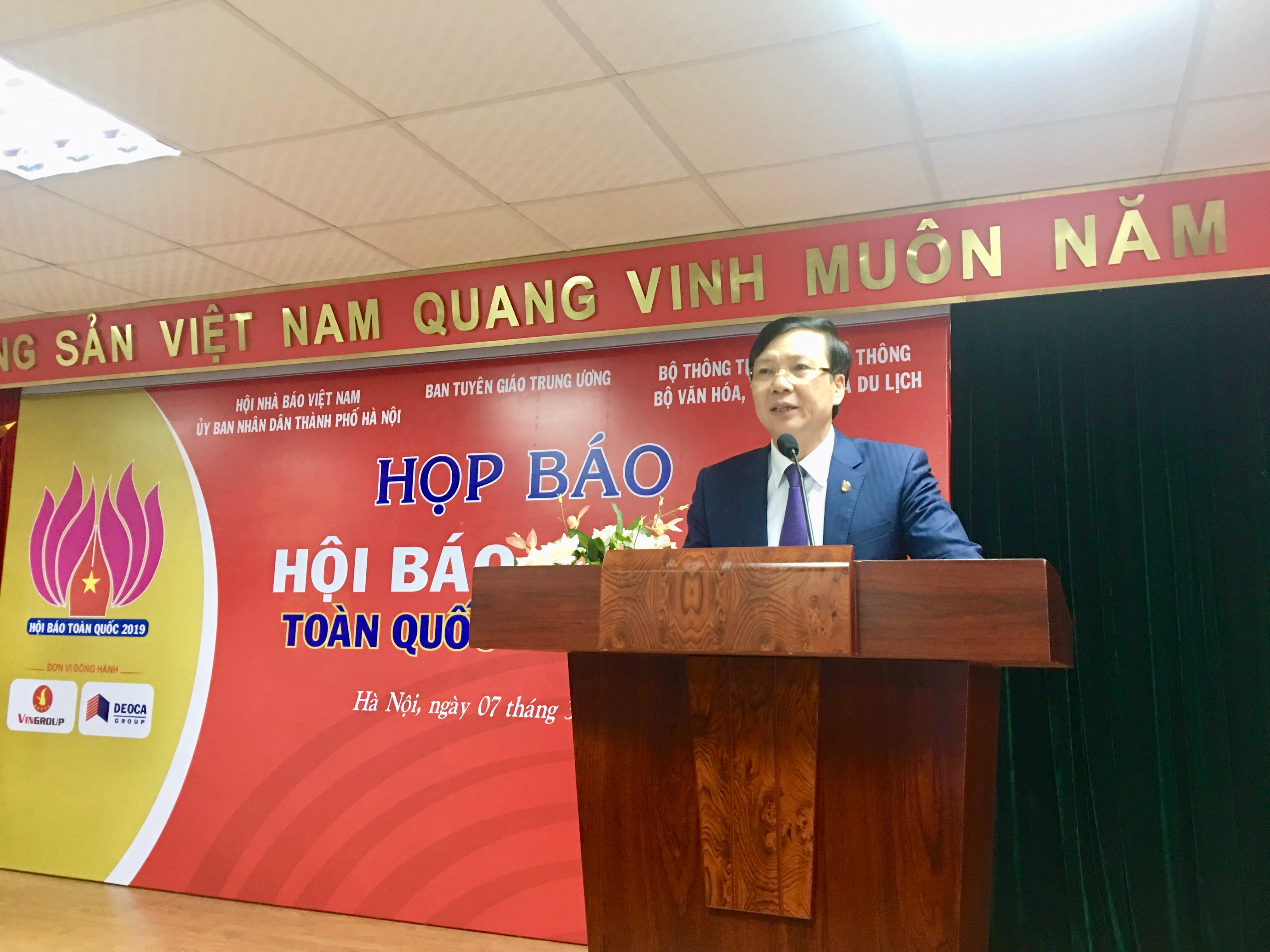 Đồng chí Hồ Quang Lợi, Phó Chủ tịch Thường trực Hội Nhà báo Việt Nam phát biểu tại họp báo. Ảnh: Huy Hoàng