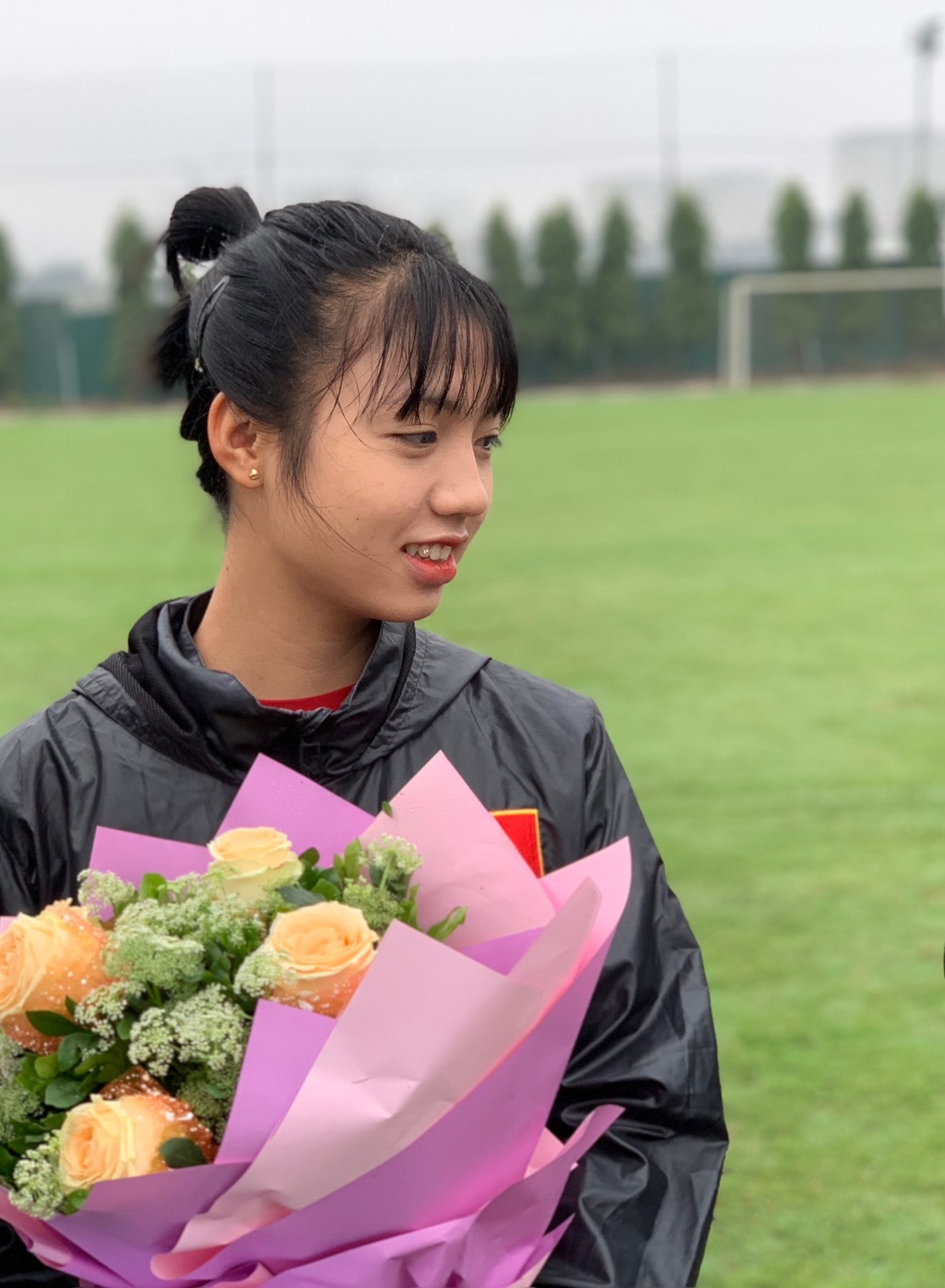 Tuyển thủ Nguyễn Thị Duyên rạng ngời, tràn đầy niềm vui khi nhận hoa từ Bộ trưởng - Ảnh: Hữu Phương