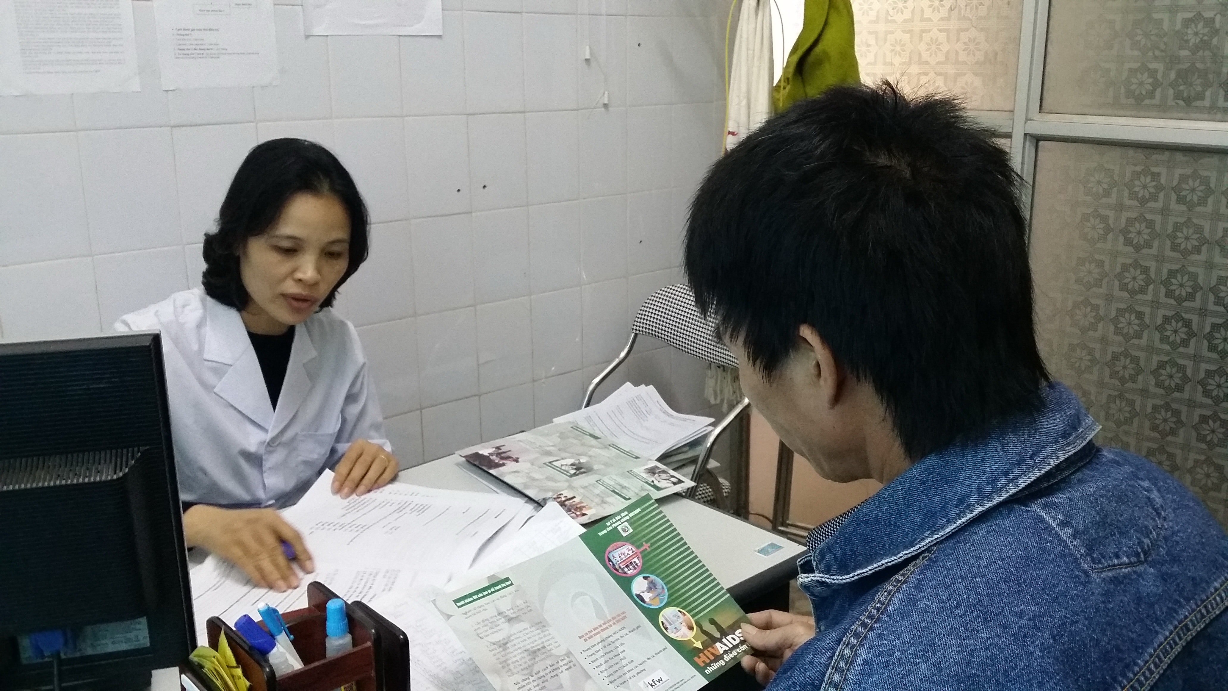 Nhân viên y tế khám, điều trị cho bệnh nhân HIV/AIDS. Ảnh: T. L