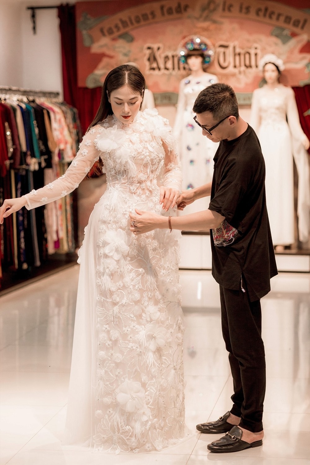 Người đẹp lựa chọn áo dài của nhà thiết kế Kenny Thái dự thi. Ảnh: laodong.vn