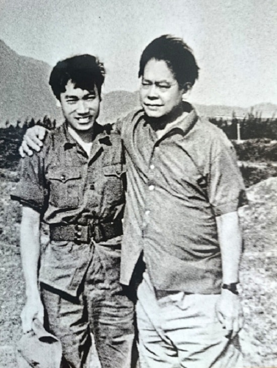 Đạo diễn Phạm Việt Tùng (trái) cùng ông Huỳnh Văn Tiểng, Phó tổng biên tập Đài TNVN trước lúc lên đường vào Nam tháng 4.1975. Ảnh: Phạm Việt Tùng.