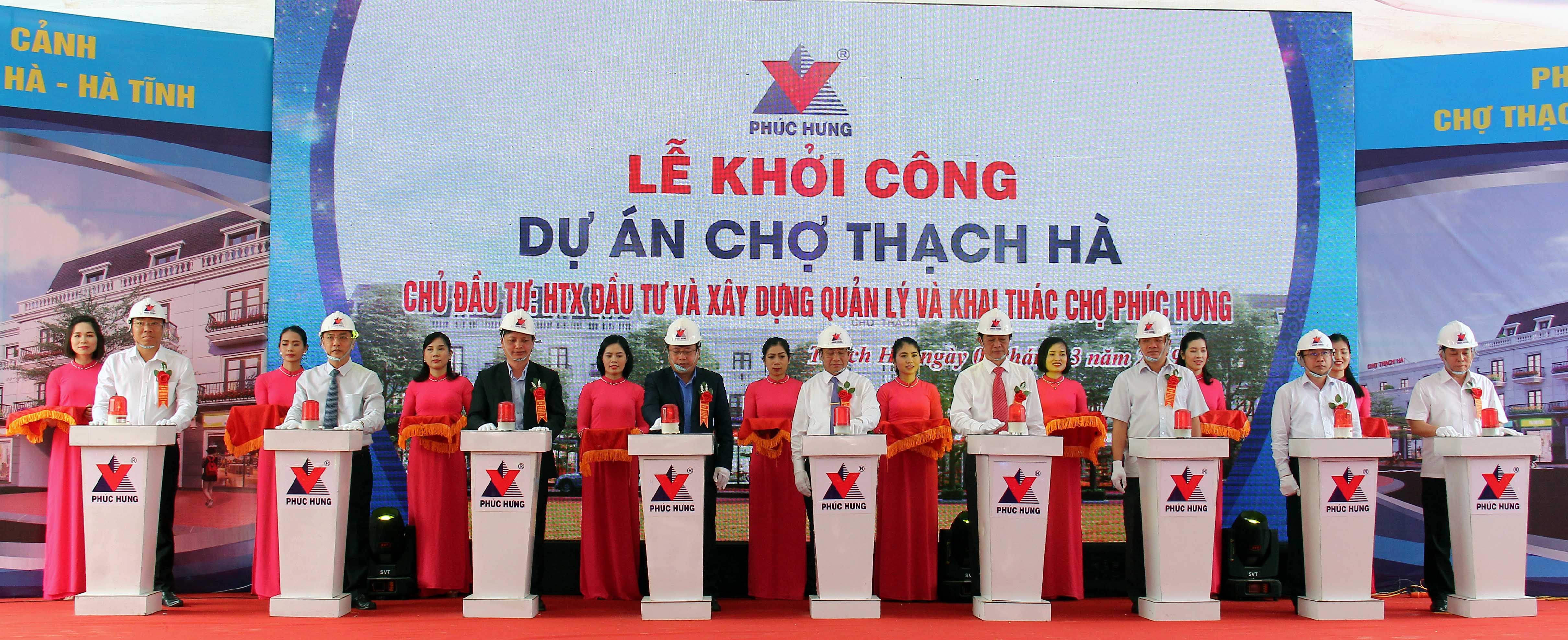 Lãnh đạo tỉnh Hà Tĩnh cùng đại diện các sở, ngành, chủ đầu tư bấm nút khởi động dự án.