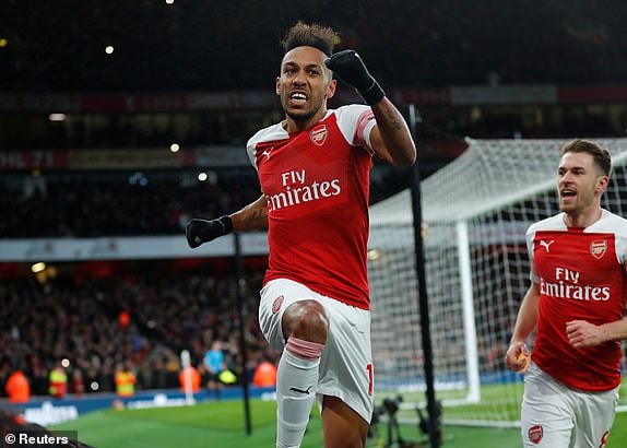 Aubameyang ăn mừng bàn thắng 2 - 0 . Ảnh: Reuters