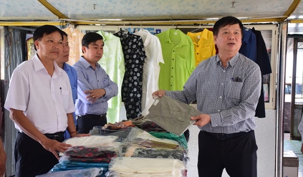 Phó Chủ tịch UBND tỉnh Nguyễn Dung yêu cầu các hộ kinh doanh phải thực hiện nghiêm quy định niêm yết giá.
