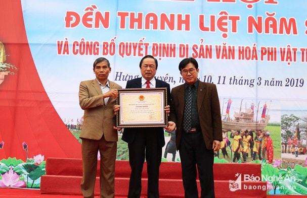 Ông Nông Quốc Thành - Phó Cục trưởng Cục Di sản, Bộ Văn hóa -Thể thao & Du lịch trao Bằng công nhận Lễ hội đền Thanh Liệt là Di sản văn hóa phi vật thể Quốc gia (Ảnh Báo Nghệ An)