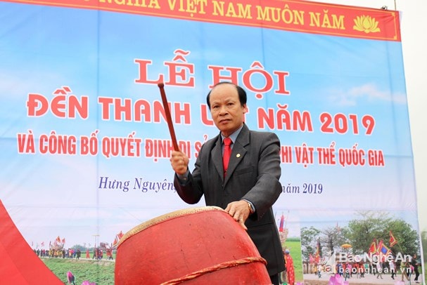 Bí thư Huyện ủy Hưng Nguyên Hoàng Văn Phi đánh trống khai hội Đền Thanh Liệt năm 2019 (Ảnh Báo Nghệ An)
