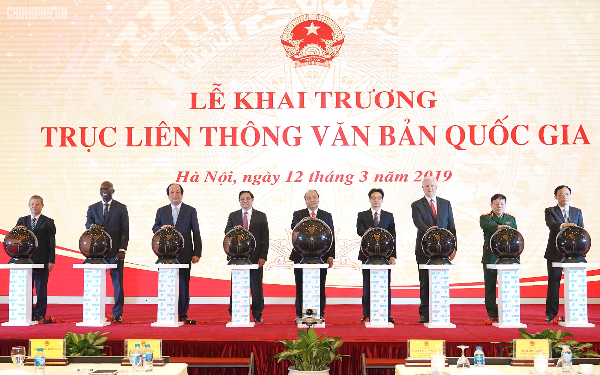 Thủ tướng Chính phủ Nguyễn Xuân Phúc cùng các vị lãnh đạo thực hiện nghi thức khai trương Trục liên thông văn bản quốc gia. Ảnh VGP