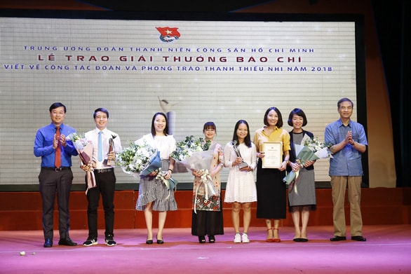 Trao giải nhất giải thưởng báo chí viết về công tác Đoàn và phong trào thanh thiếu nhi năm 2018 - Ảnh: T.L.