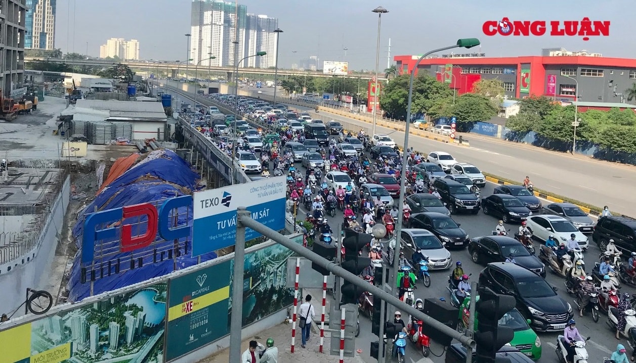 Ùn tắc giao thông đang trở thành rào cản đối với sự phát triển của Thủ đô Hà Nội