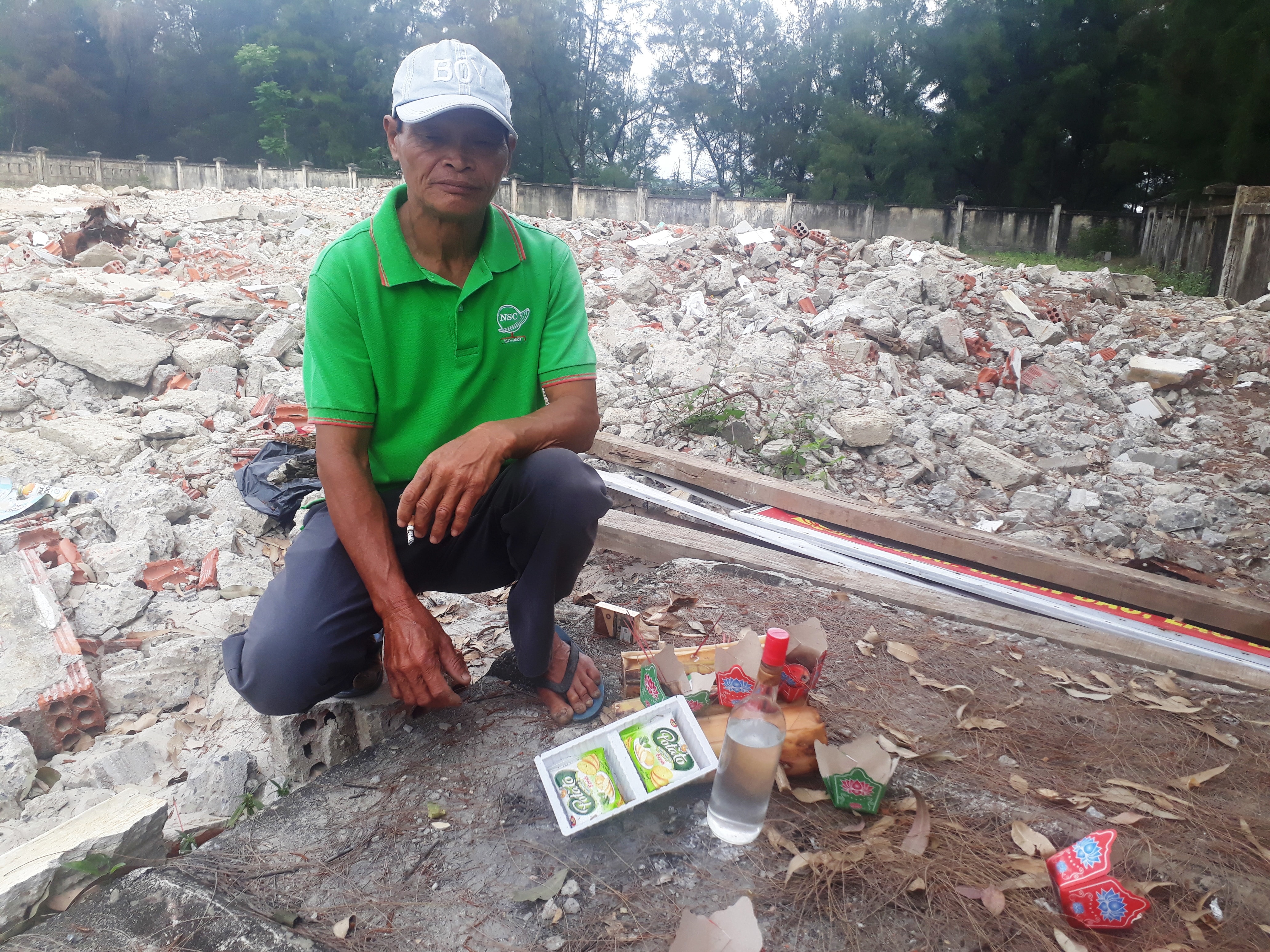 Ông Nguyễn Văn Phúc, Trưởng thôn Đông Luật, xã Vĩnh Thái chia sẽ với phóng viên ngay tại hiện trường cháu T chết (Ảnh: Cái Văn Long).