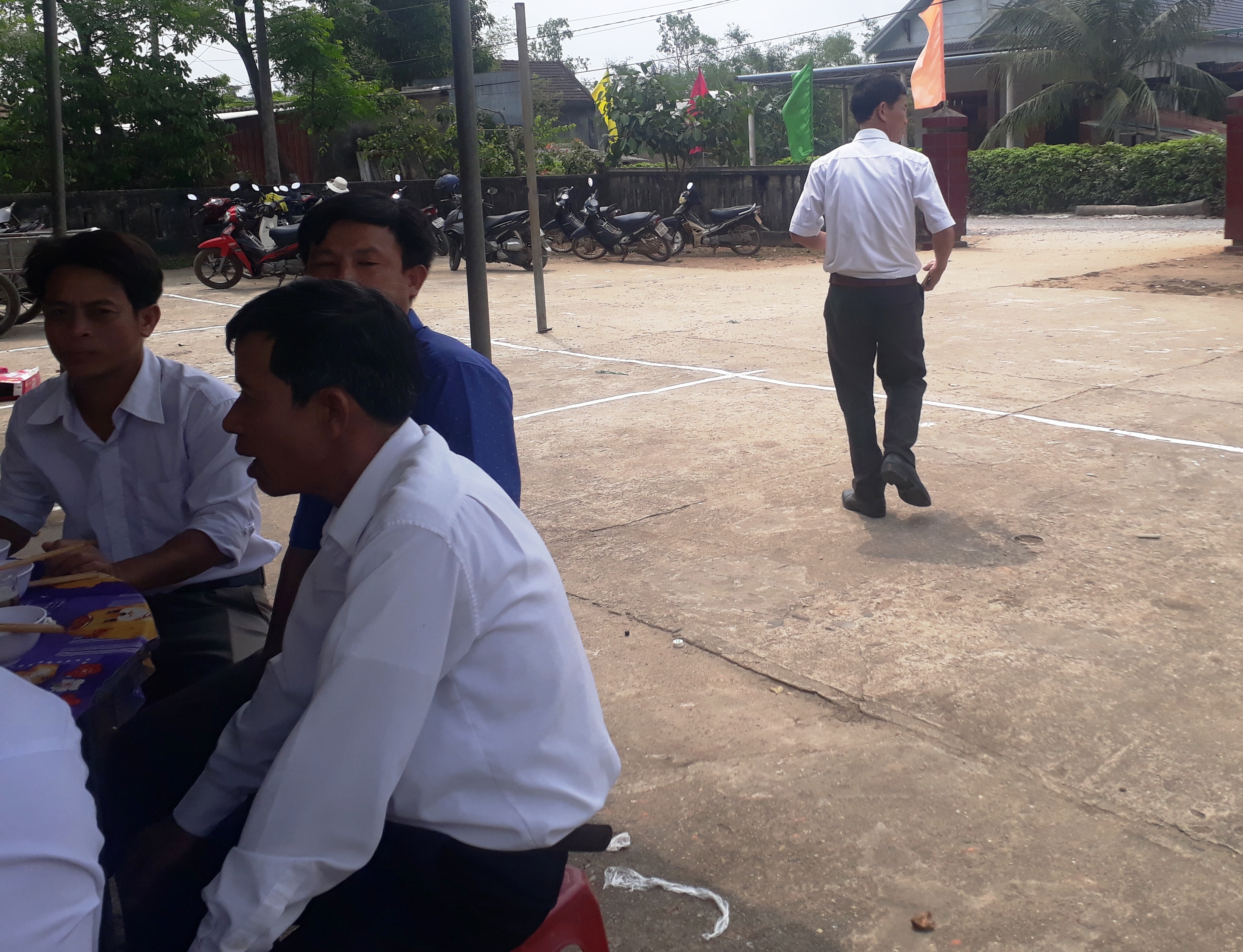 Ông Ngô Thế Thanh, Chủ tịch UBND xã Vĩnh Thái (đang đi) rời bàn nhậu khi phóng viên xuất hiện (Ảnh: Cái Văn Long).