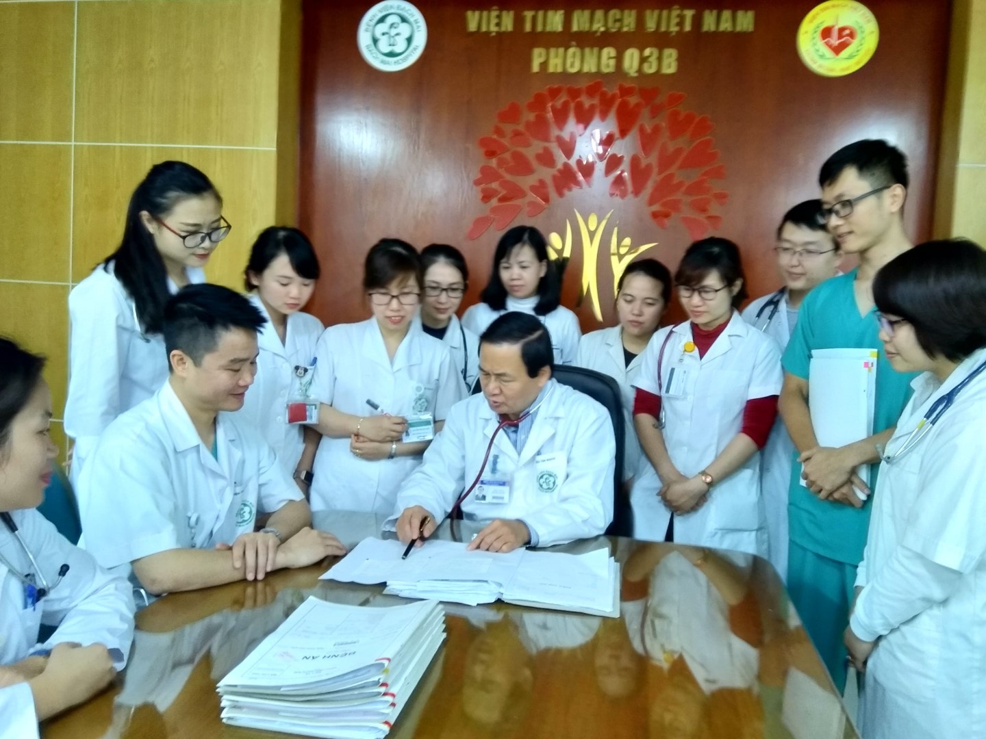 Bác sĩ Việt Anh (thứ hai từ trái qua) và tập thể y bác sĩ Phòng Q3B tại một cuộc hội chẩn.