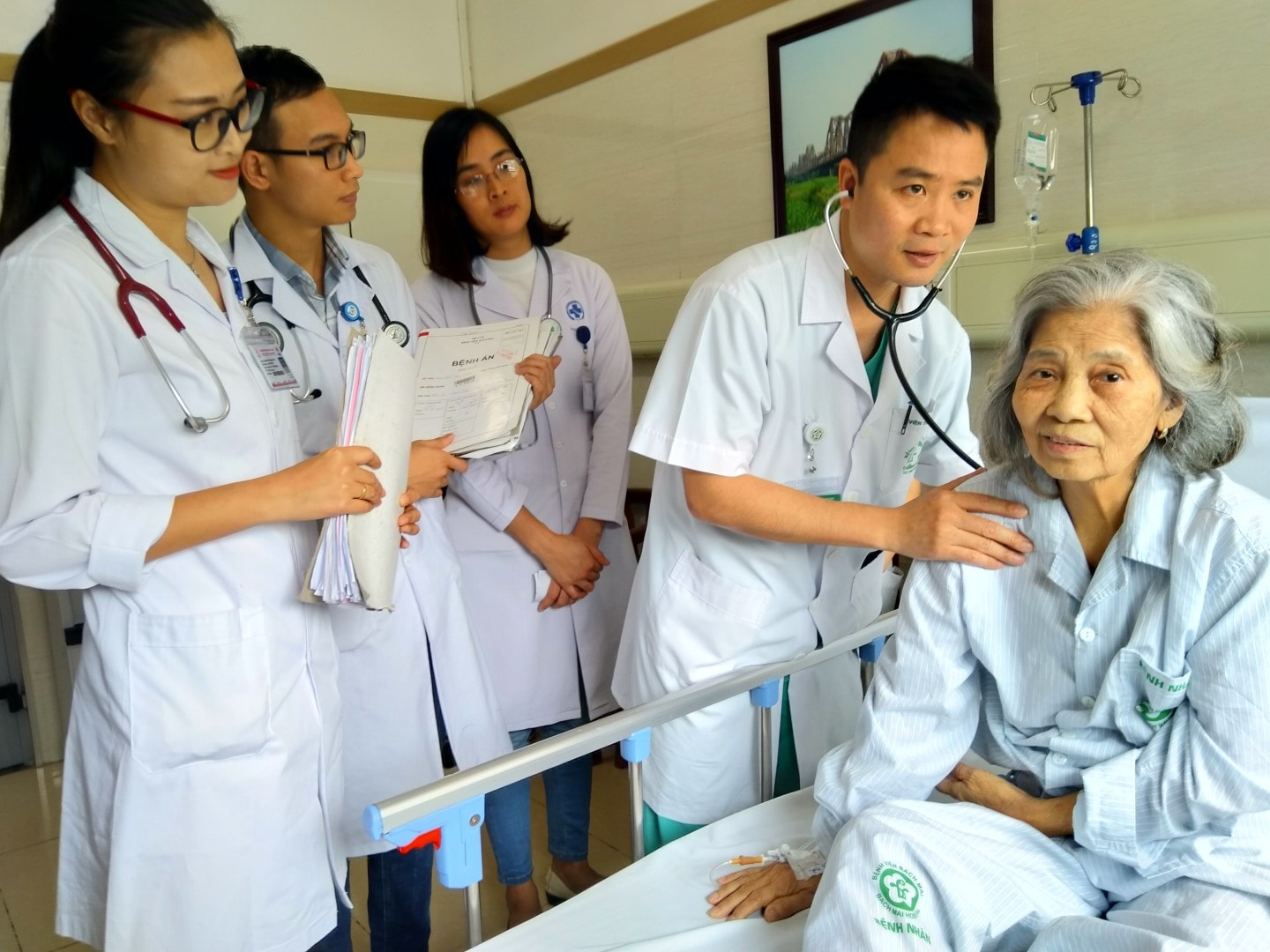Bác sĩ Việt Anh thăm khám cho bệnh nhân tại phòng điều trị nội trú. Ảnh: BM