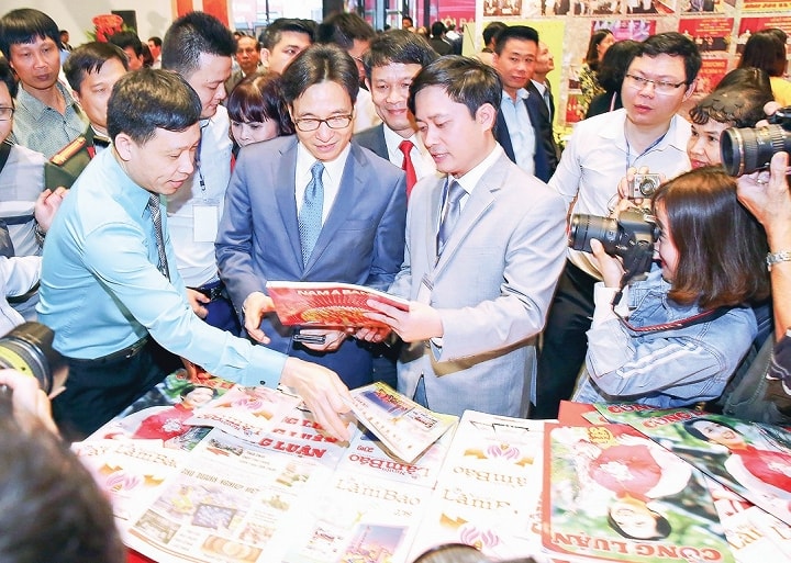 Đồng chí Vũ Đức Đam - Phó Thủ tướng Chính phủ thăm gian trưng bày của Liên Chi hội nhà báo cơ quan TW Hội Nhà báo Việt Nam tại Hội báo Toàn quốc 2018. Ảnh: Sơn Hải