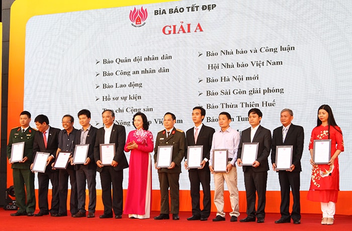 Báo Nhà báo & Công luận được trao giải A Giải Bìa báo Tết đẹp tại Hội báo Toàn quốc 2018. Ảnh: Nguyễn Mạnh