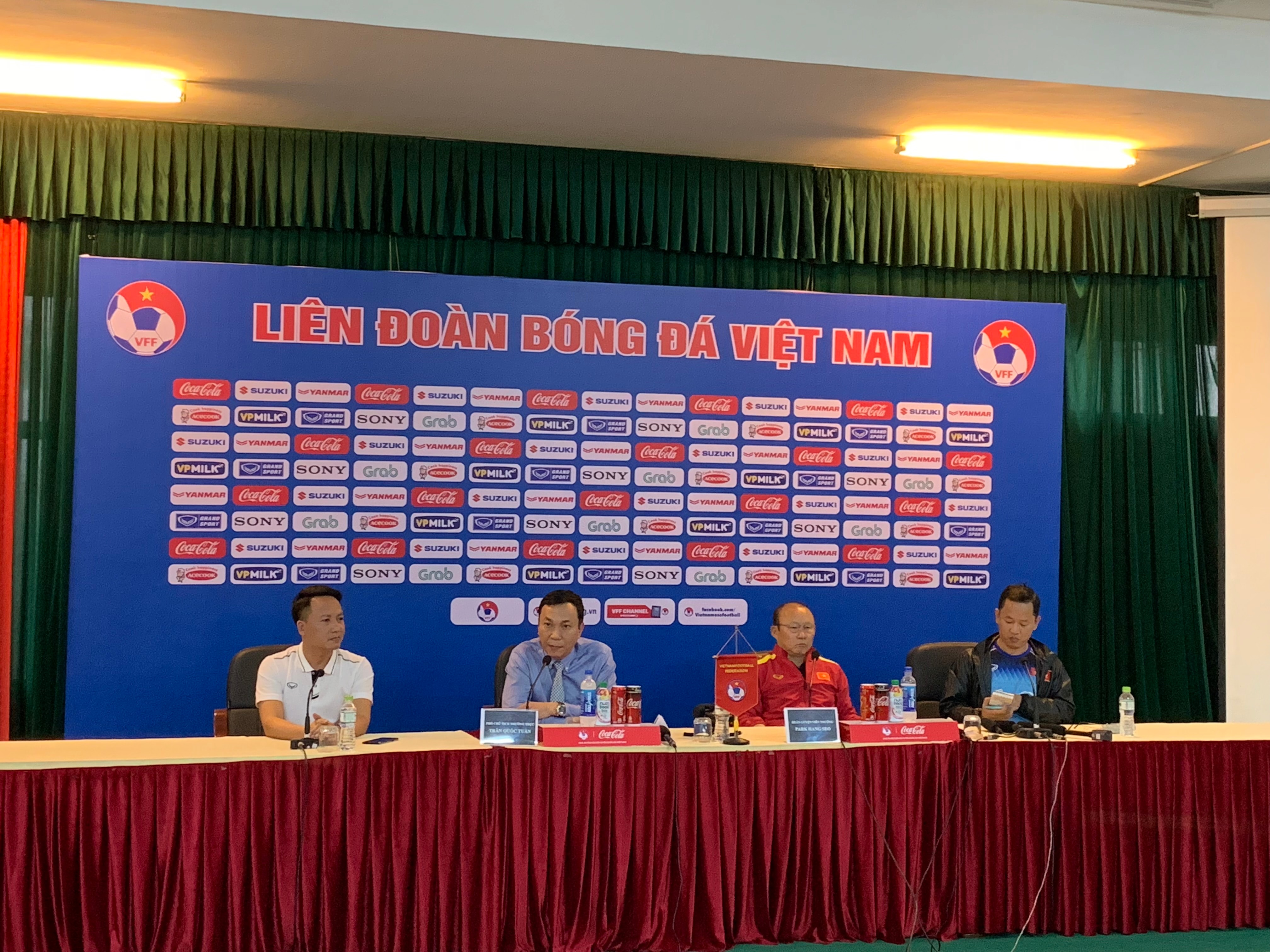 Phó Chủ tịch Thường trực VFF Trần Quốc Tuấn ( Áo xanh) trao đổi thông tin với báo giới chiều 13/3. Ảnh: Hữu Phương