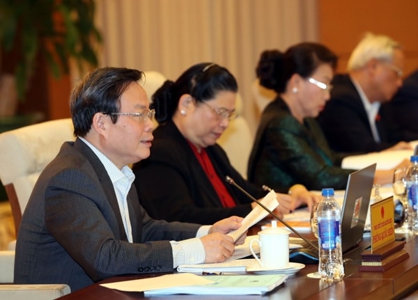 Phó Chủ tịch Quốc hội Phùng Quốc Hiển điều hành phiên họp. Ảnh: TTXVN