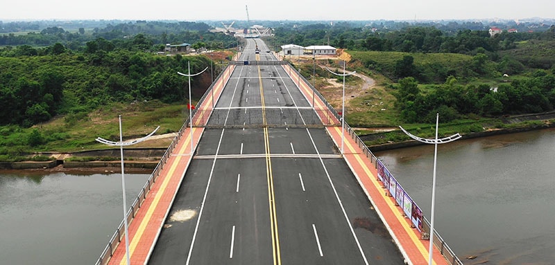 Cầu Bắc Luân II chờ ngày thông quan. Ảnh: baoquangninh.com.vn
