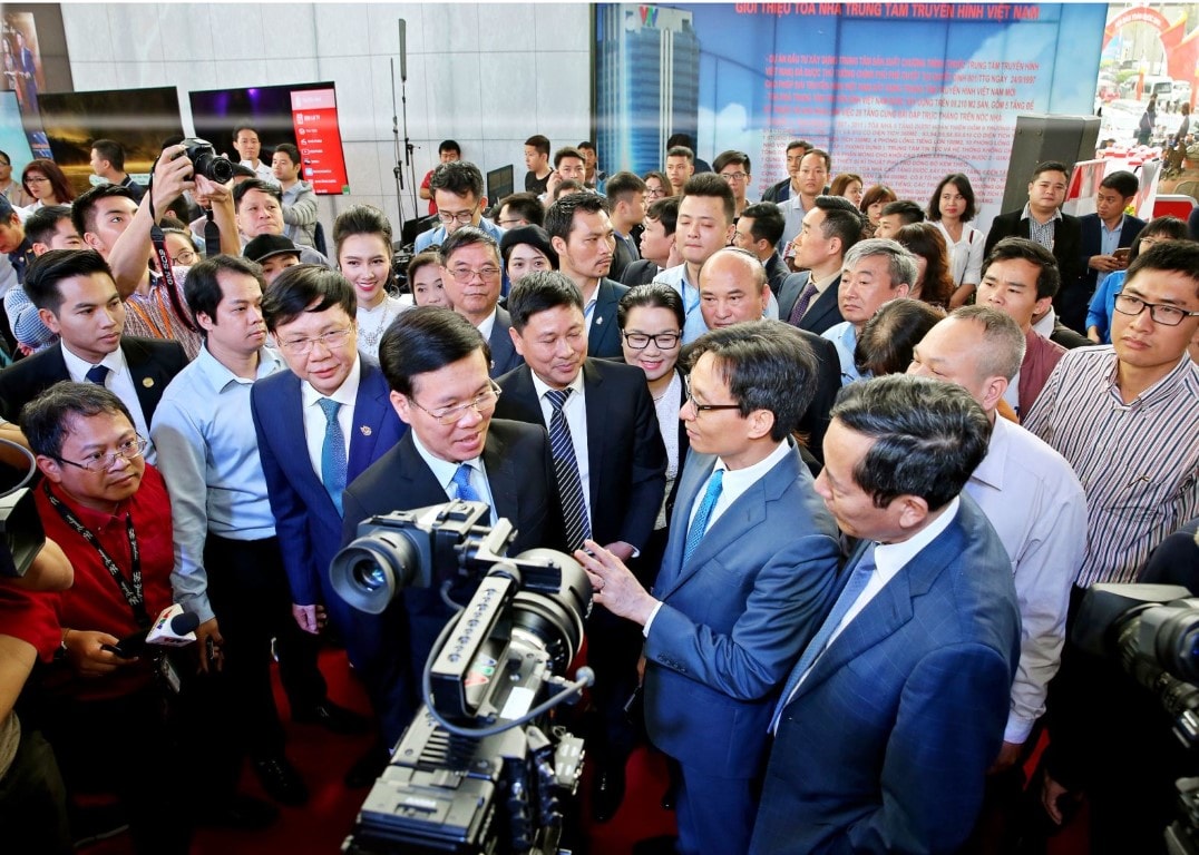Các lãnh đạo tới thăm gian trưng bày của VTV tại Hội báo Toàn quốc 2018.