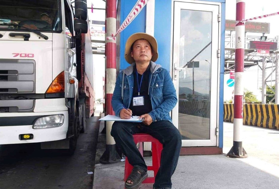 Người dân đeo Căn cước công dân và đếm xe thủ công tại trạm BOT Ninh Lộc - Khánh Hòa.