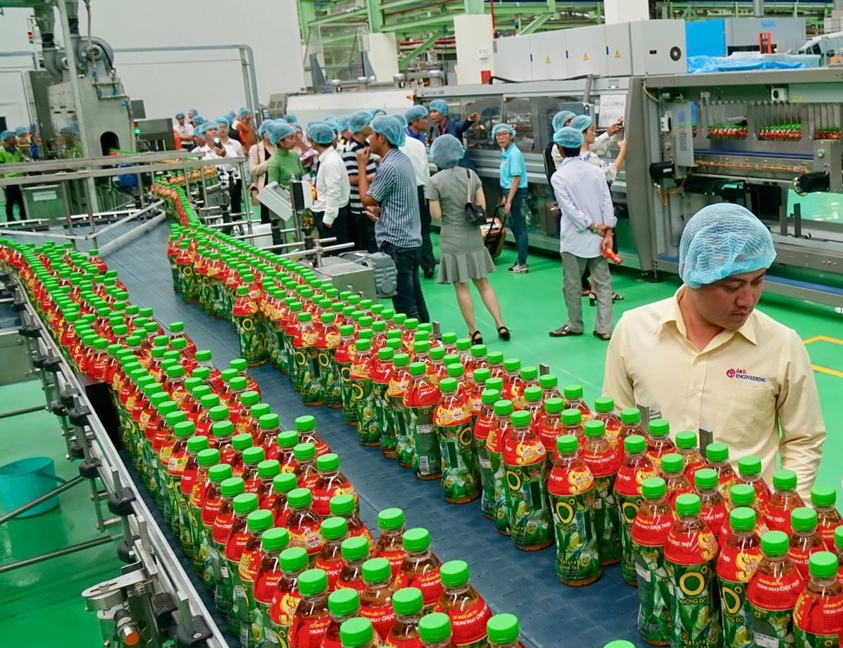 Các khách mời tham quan hệ thống dây chuyền công nghệ khép kín vô trùng Aseptic tại nhà máy Number One Hậu Giang.