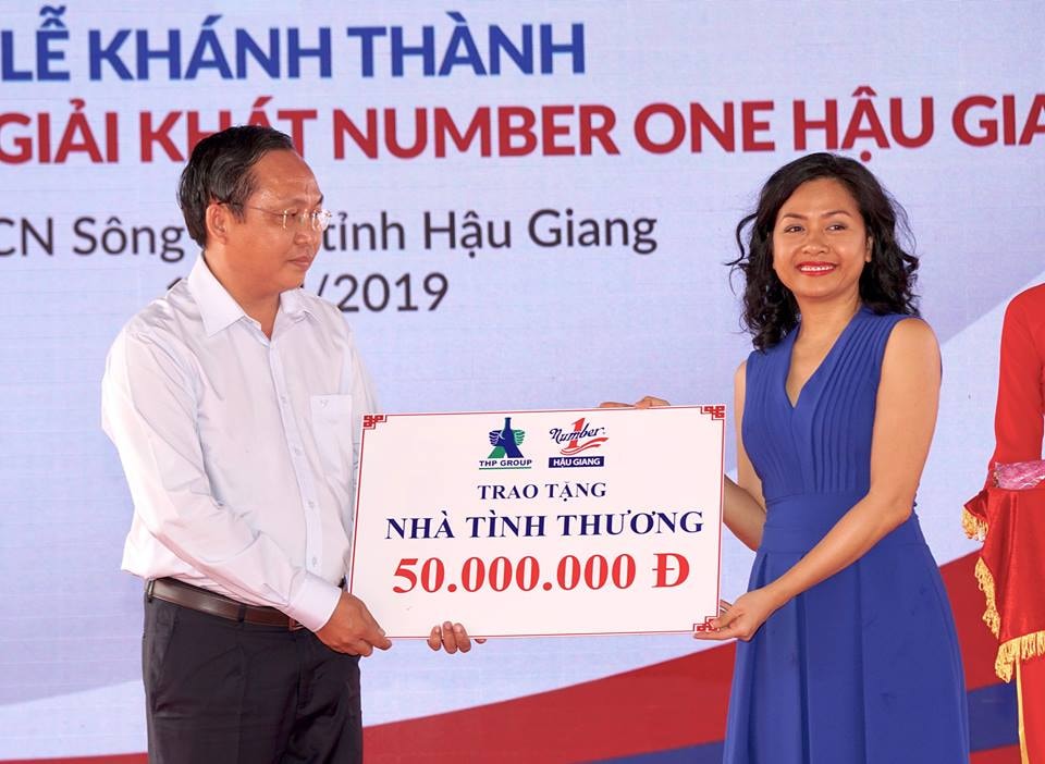 Bà Trần Uyên Phương, Phó Tổng Giám đốc Tập đoàn Tân Hiệp Phát trao tặng 01 căn nhà tình thương cho ông Lê Công Lý - Bí thư Huyện ủy Châu Thành đại diện người dân địa phương.