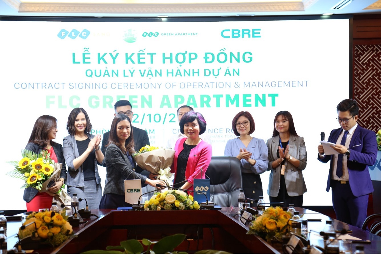 Đại diện Tập đoàn FLC và CBRE ký hợp đồng quản lý vận hành FLC Green Apartment