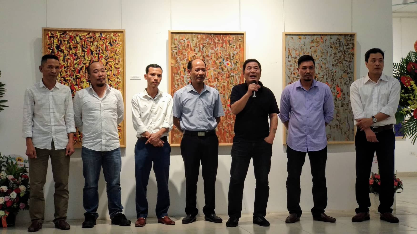 Giáo sư Bùi Quang Thắng, - Giám đốc nghệ thuật Vicas Art Studio (áo đen) và sáu họa sĩ tại buổi khai mạc
