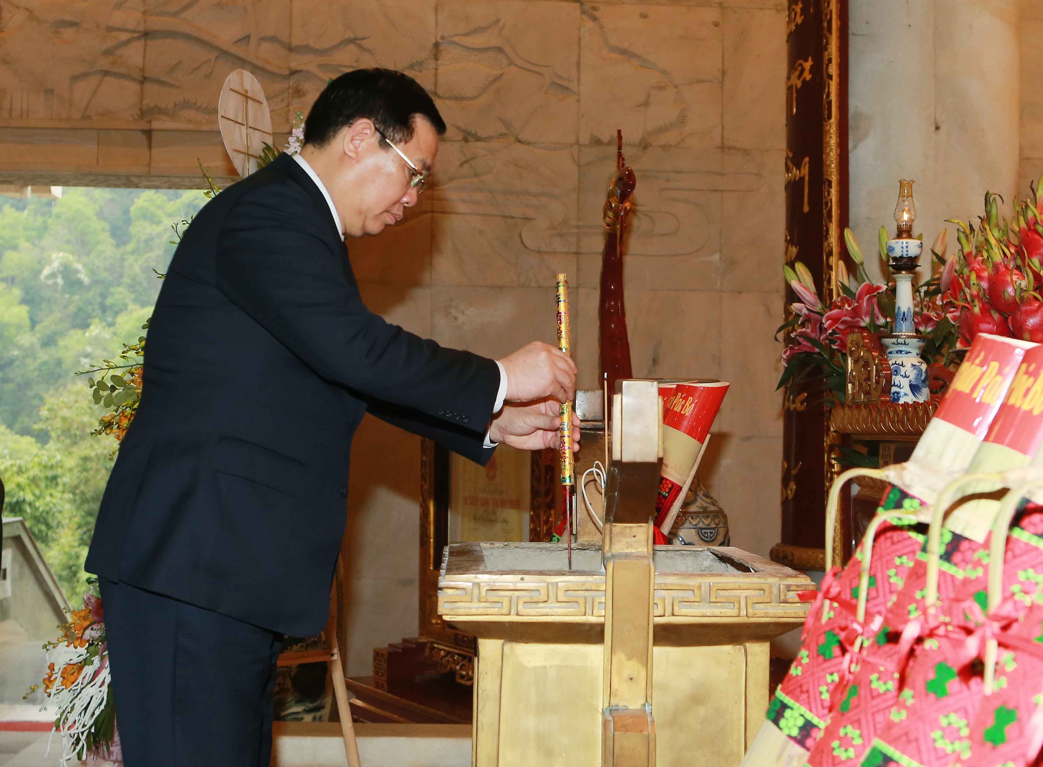 Phó Thủ tướng Chính phủ Vương Đình Huệ dâng hương tưởng nhớ Chủ tịch Hồ Chí Minh tại Đền thờ Bác Hồ, Pác Pó. Ảnh: VGP