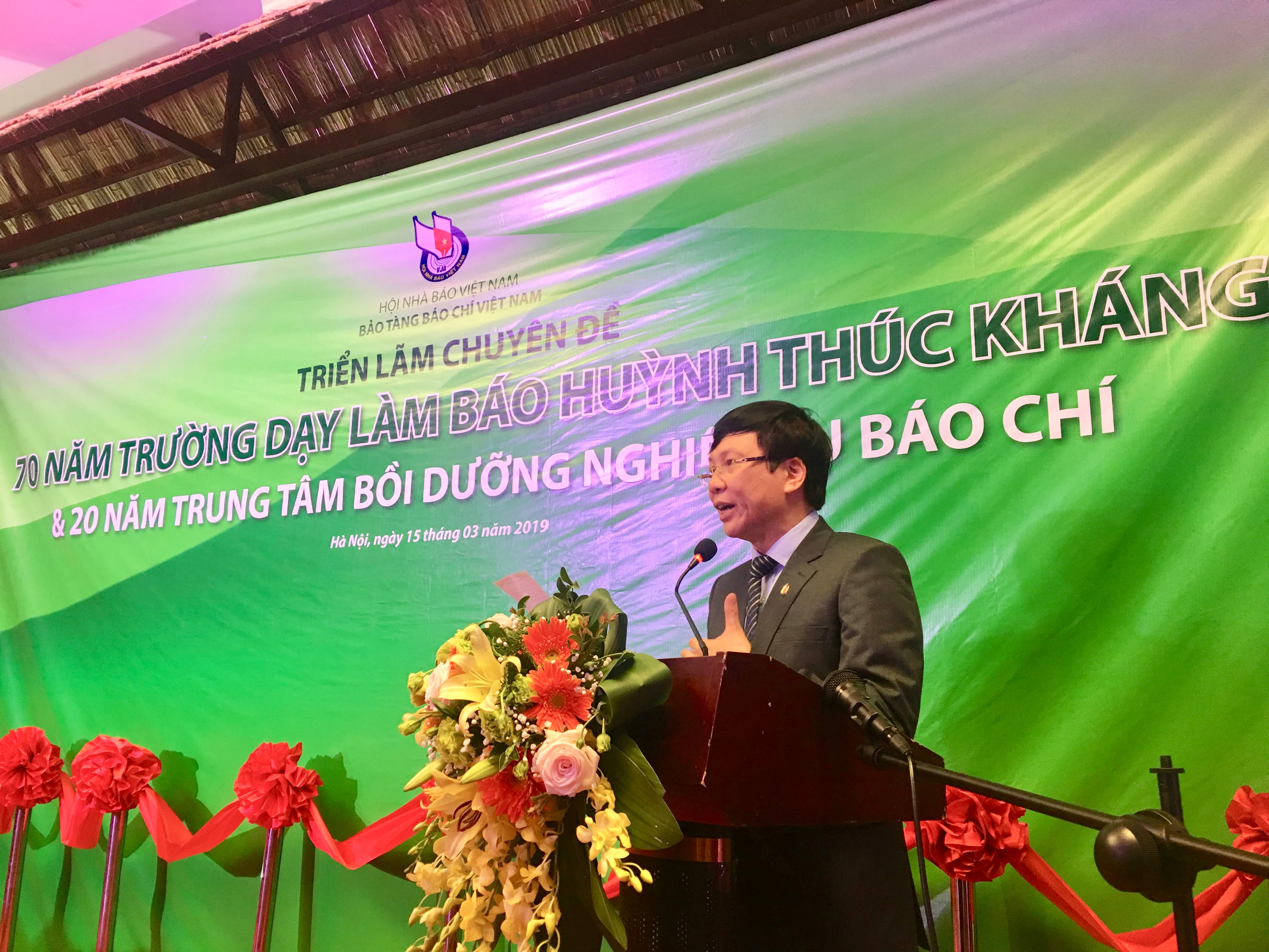 Đồng chí Hồ Quang Lợi, Phó Chủ tịch Thường trực Hội Nhà báo Việt Nam phát biểu tại Triển lãm. Ảnh: Huy Hoàng