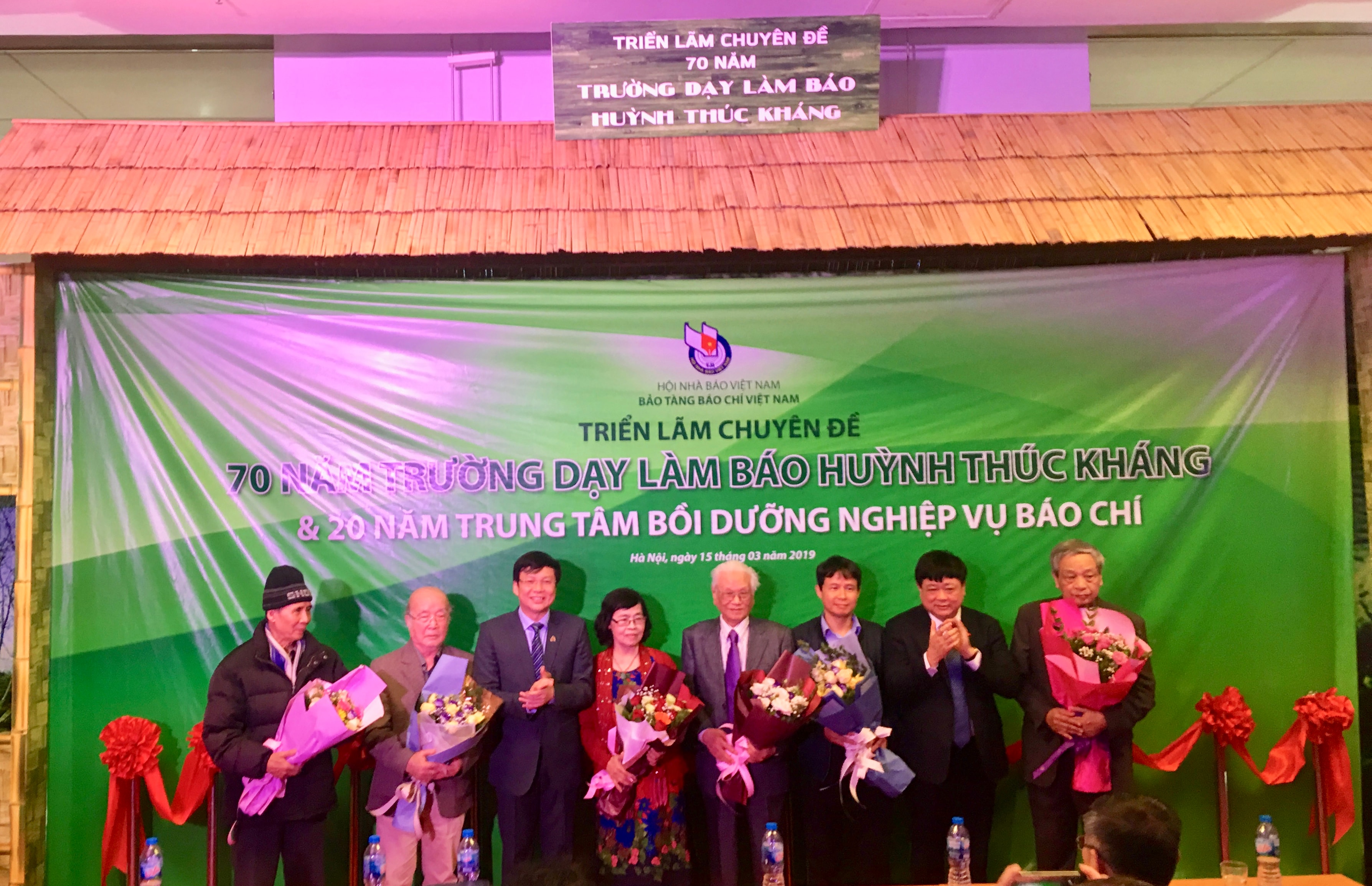 Đồng chí Hồ Quang Lợi, Phó Chủ tịch Thường trực Hội Nhà báo Việt Nam và đồng chí Nguyễn Thế Kỷ, Ủy viên Trung ương Đảng, Tổng Giám đốc Đài Tiếng nói Việt Nam chụp ảnh lưu niệm cùng với thân nhân các gia đình giảng viên và các cựu học viên của trường dạy làm báo Huỳnh Thúc Kháng. Ảnh: Huy Hoàng