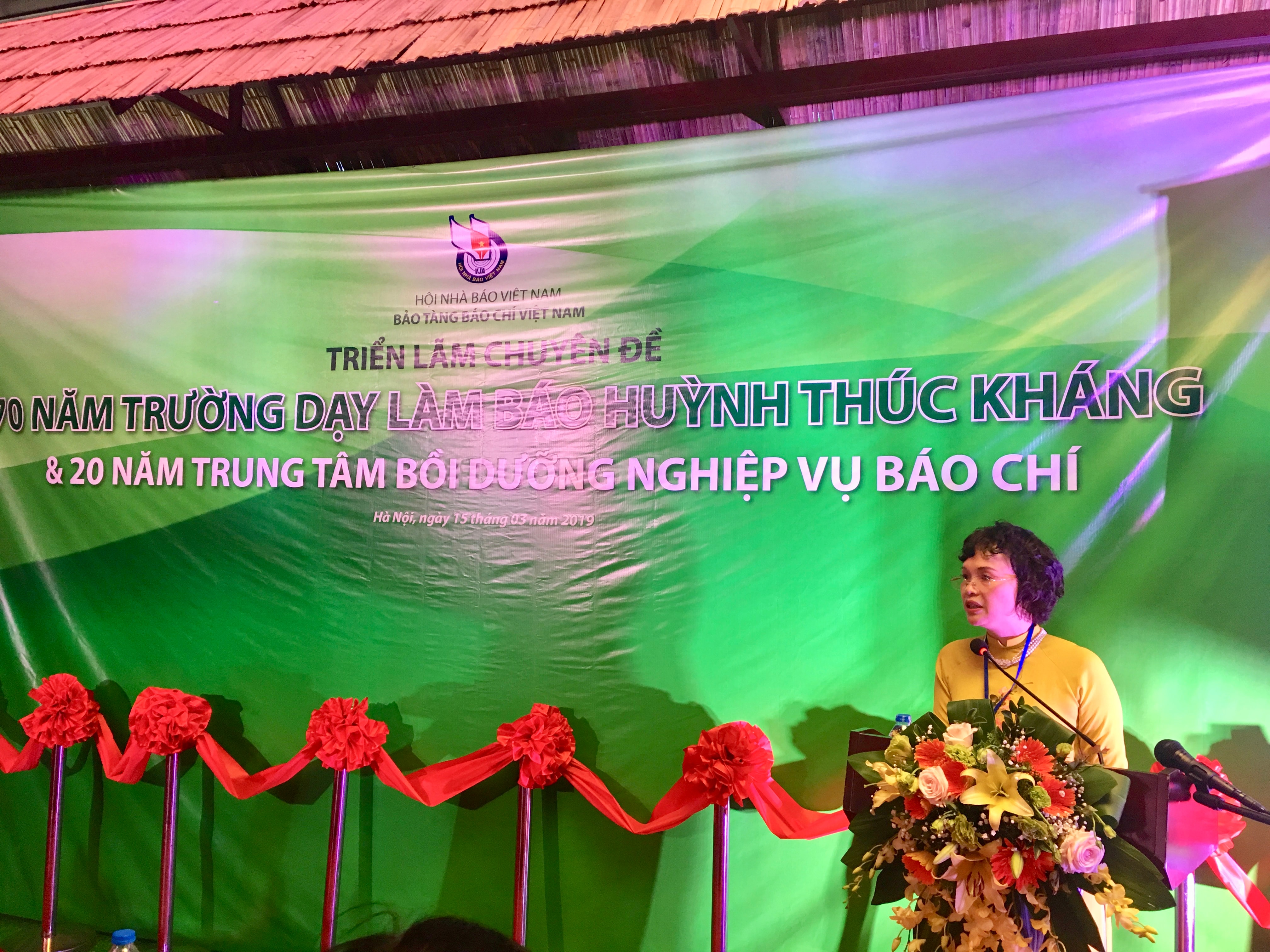 Bà Trần Thị Kim hoa, Giám đốc Bảo tàng báo chí Việt Nam phát biểu tại Triển lãm. Ảnh: Huy Hoàng