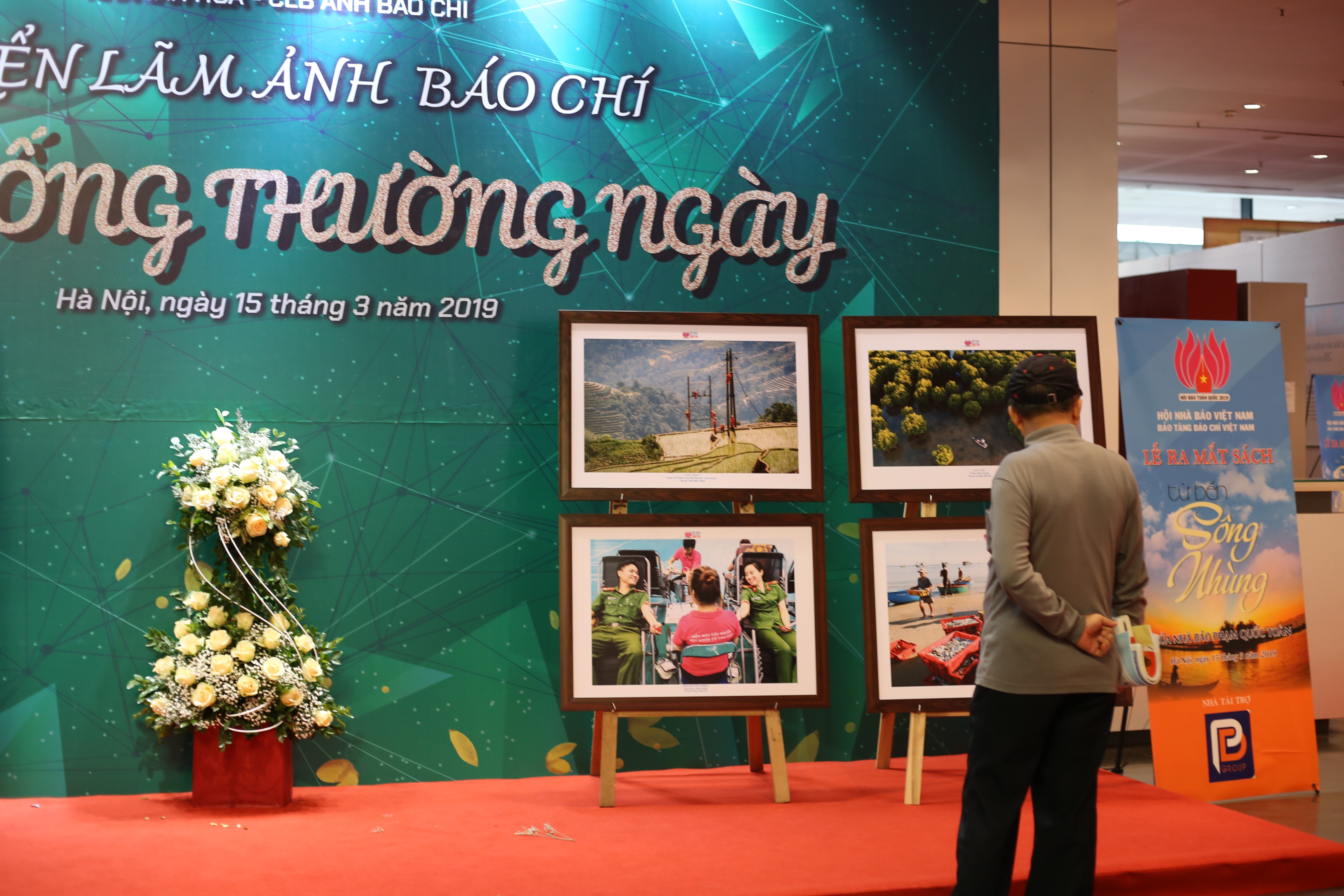 Công chúng đến tham quan triển lãm